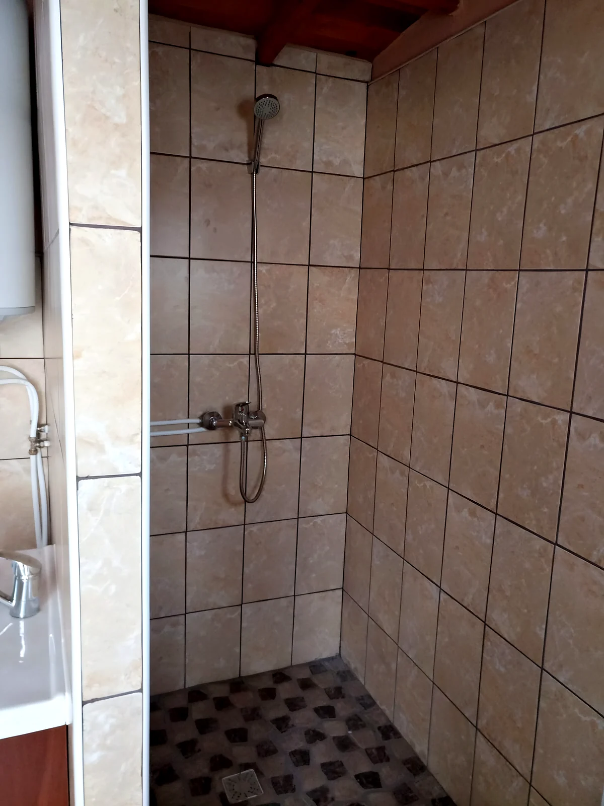 Duș cu apă caldă
